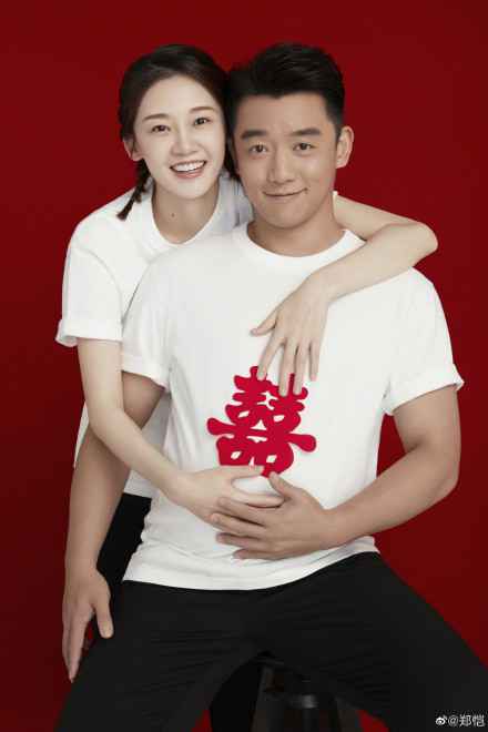 郑恺苗苗成婚啦！抚摸肚子疑似体现已有身