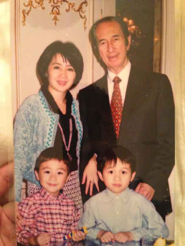 何猷君哀悼何鸿燊 没有文字只发了一张全家福