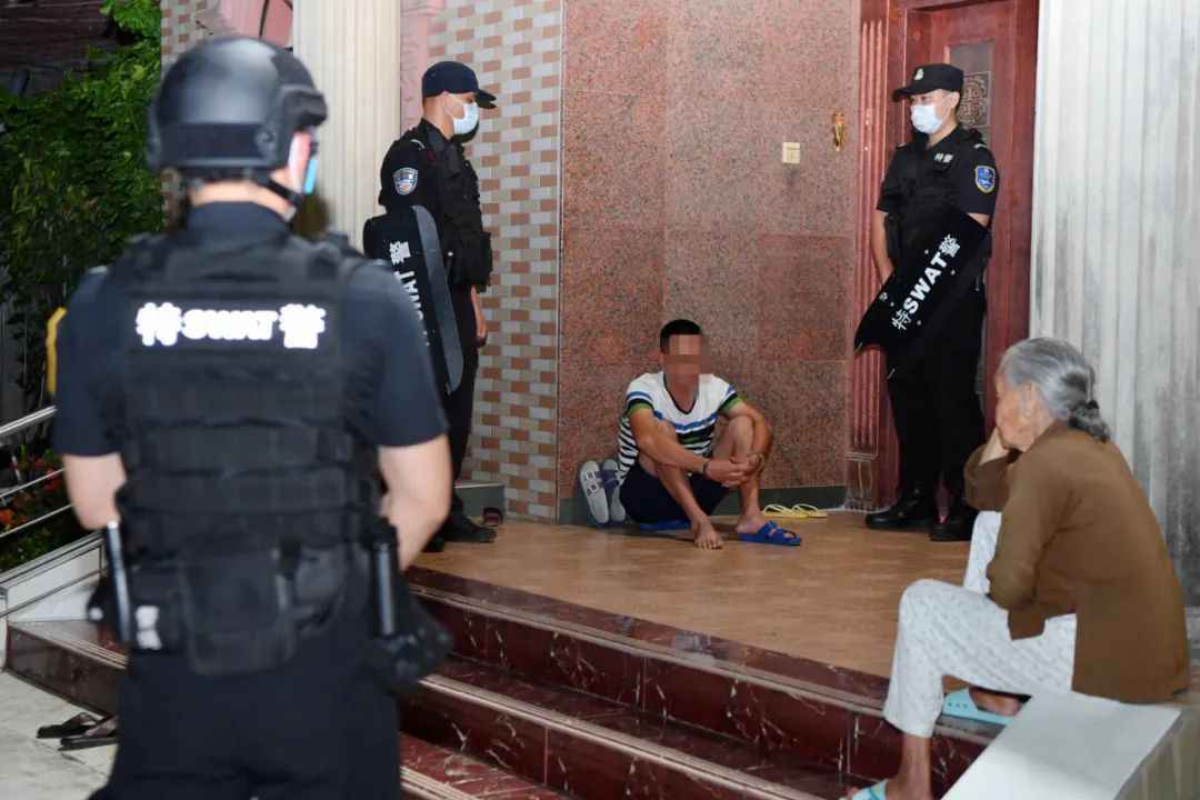 这绝对是你没看到过的 直击海南警方扫黑抓捕现场