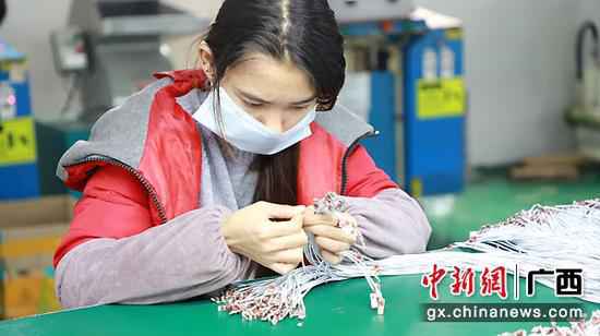 武宣黄茆镇扶贫车间在脱贫攻坚中“精准”发力