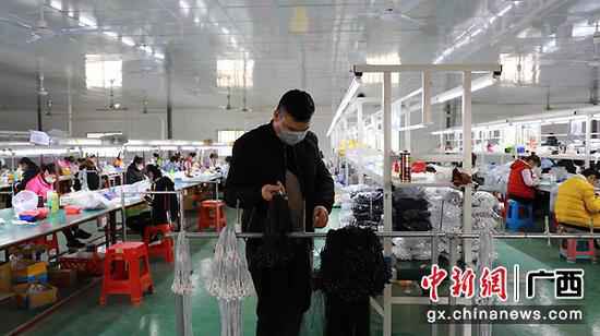 武宣黄茆镇扶贫车间在脱贫攻坚中“精准”发力