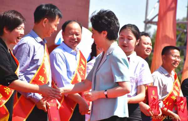 2019“中国农夫丰收节”湖南主题勾当进行 乌兰出席并为“湖南十佳农夫”颁奖