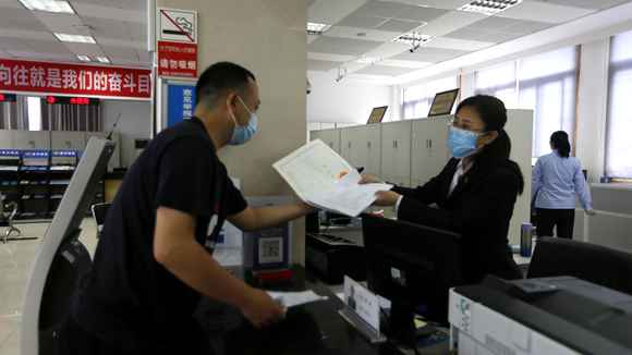 “六保”里的重庆动作②|减税降费、深化“放管服”改良……这些当局福利给企业吃了颗“放心丸”