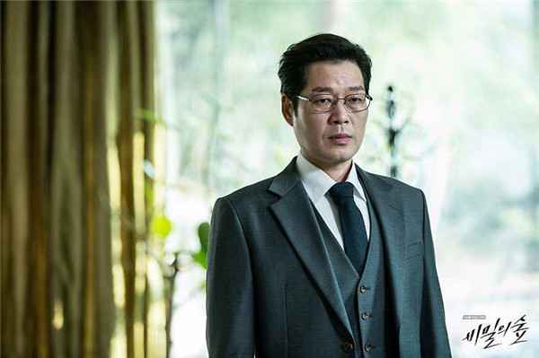 韩剧《奥秘丛林》大了局 大反派李昌俊跳楼自杀