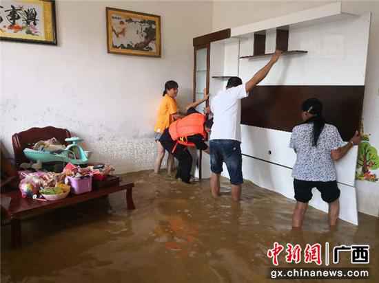 崇左领土警方奋力抢险救灾 掩护人民生命工业安详