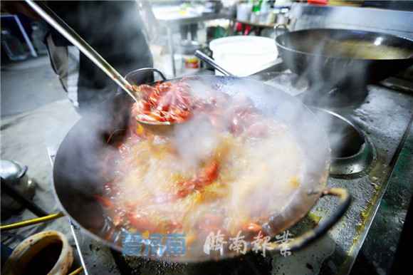 熟悉的“烟火气”返来了 济南深夜食堂，走起！