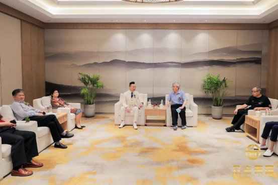 众志有爱助力青少年生长暨慰问抗疫一线英雄慈善勾当取得圆满乐成