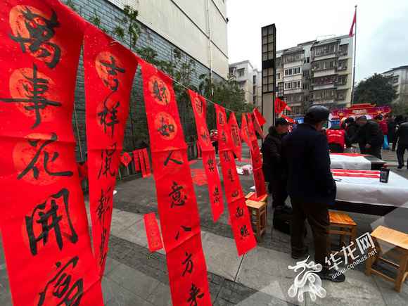 新春走下层|吃百家宴、写对联、剪窗花……这个社区已经开始过年了