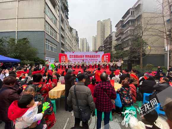 新春走下层|吃百家宴、写对联、剪窗花……这个社区已经开始过年了