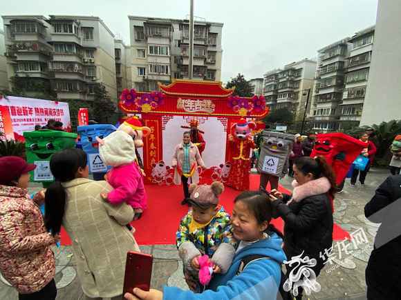 新春走下层|吃百家宴、写对联、剪窗花……这个社区已经开始过年了