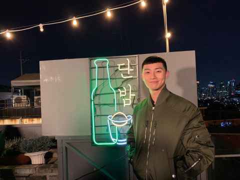 已经不是栗子头啦！朴叙俊IG更新自拍 再次找回了霸气老到的气质