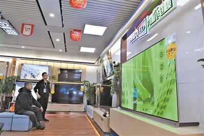 超薄壁画电视 画面跃然上“纸”