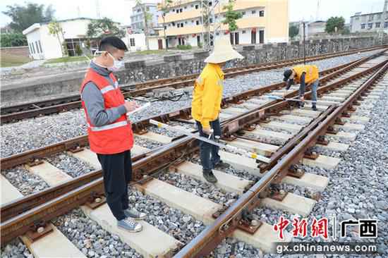 玉林工务段整治钢轨病害严防高温胀轨跑道