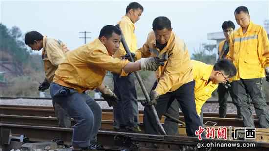 玉林工务段整治钢轨病害严防高温胀轨跑道