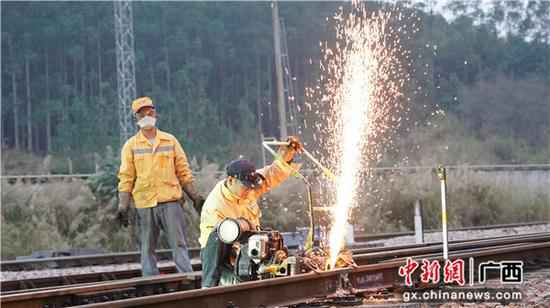 玉林工务段整治钢轨病害严防高温胀轨跑道