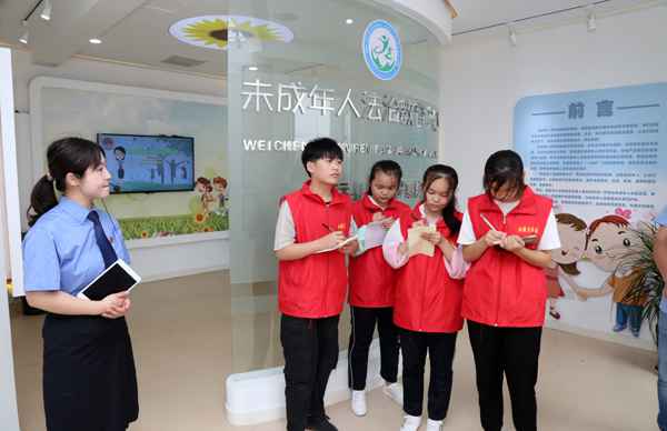 本报学生记者走进未成年人教诲法治中心