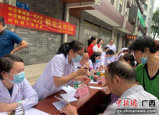 南溪山医院三个支部党员到灵川开展送康健勾当