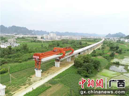 贵南高铁建设工地掀起劳动竞赛热潮