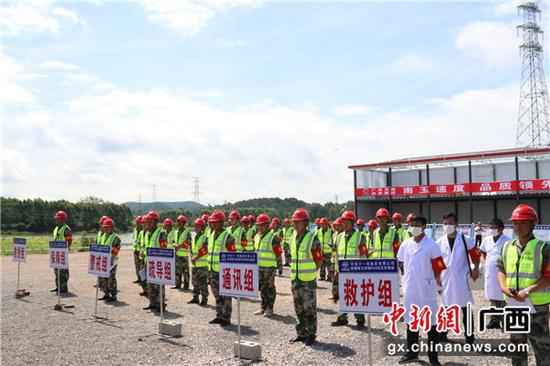 南玉铁路水上功课安详技术培训和防溺水变乱应急处理演练进行