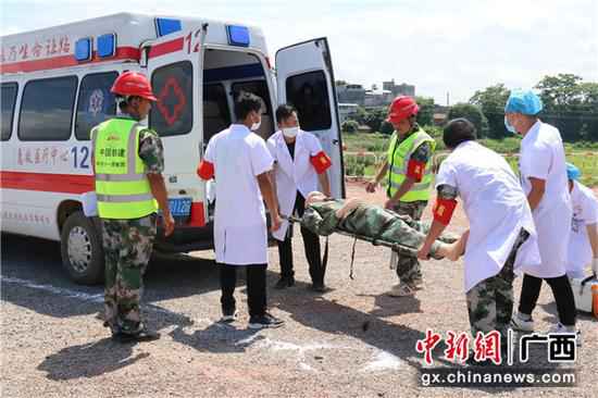 南玉铁路水上功课安详技术培训和防溺水变乱应急处理演练进行