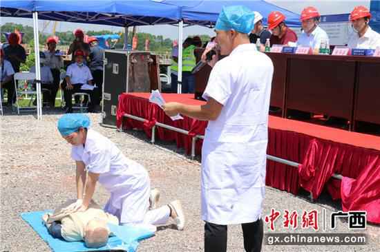 南玉铁路水上功课安详技术培训和防溺水变乱应急处理演练进行