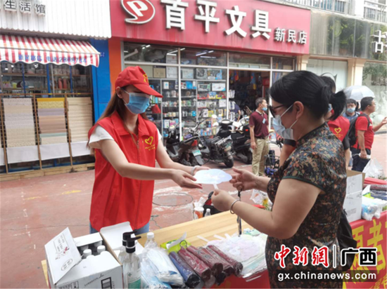 青年志愿者为南宁市宽大考生提供志愿处事