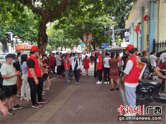 青年志愿者为南宁市宽大考生提供志愿处事