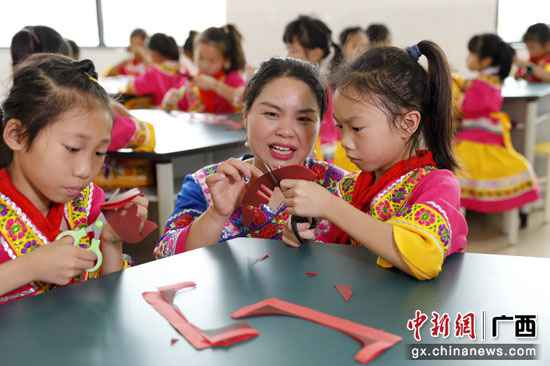 广西罗城：民族文化进校园