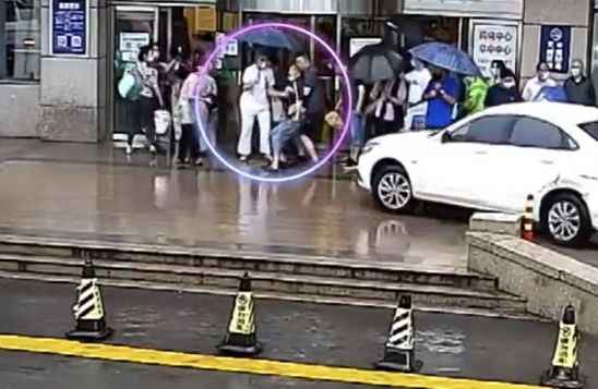 三分钟抢救 青岛护士将心脏骤停老人从灭亡线上抢返来