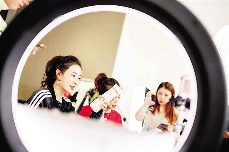 海南版“播囧”：月薪给到上万元 仍难招到好主播