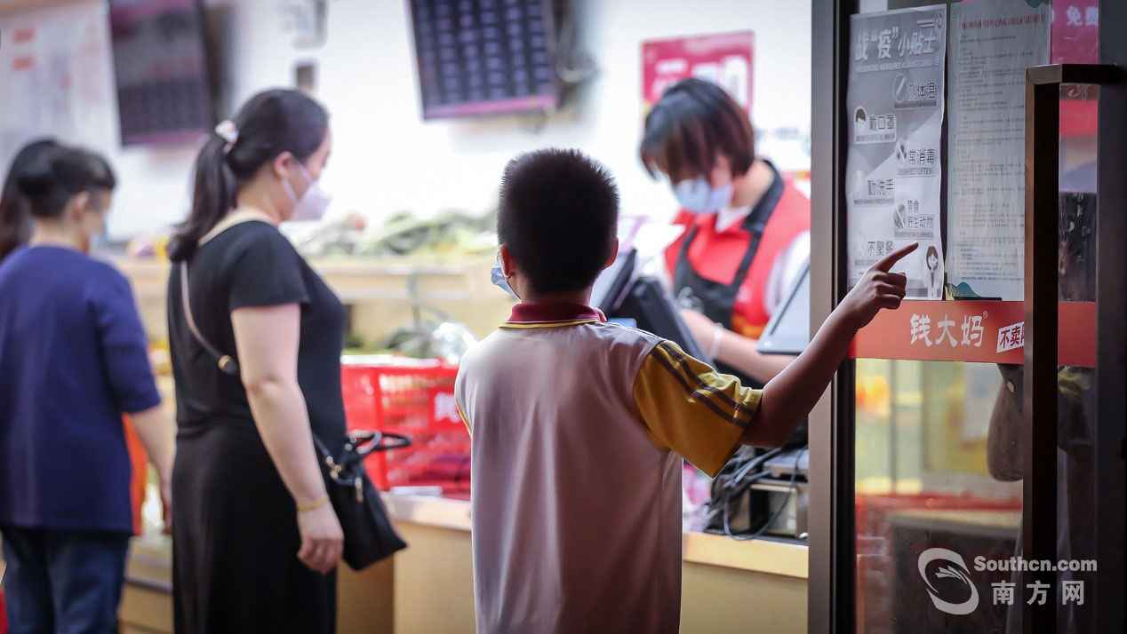 戴着口罩的广州夜糊口：参差百态，乃幸福本源