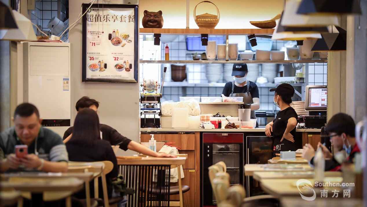 戴着口罩的广州夜糊口：参差百态，乃幸福本源