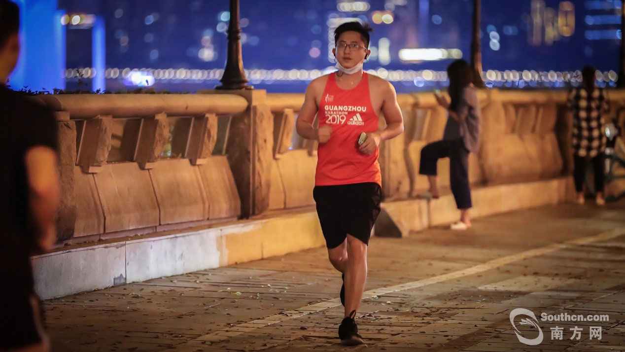 戴着口罩的广州夜糊口：参差百态，乃幸福本源