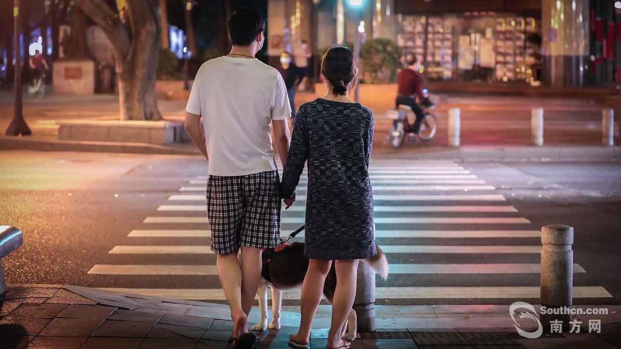 戴着口罩的广州夜糊口：参差百态，乃幸福本源