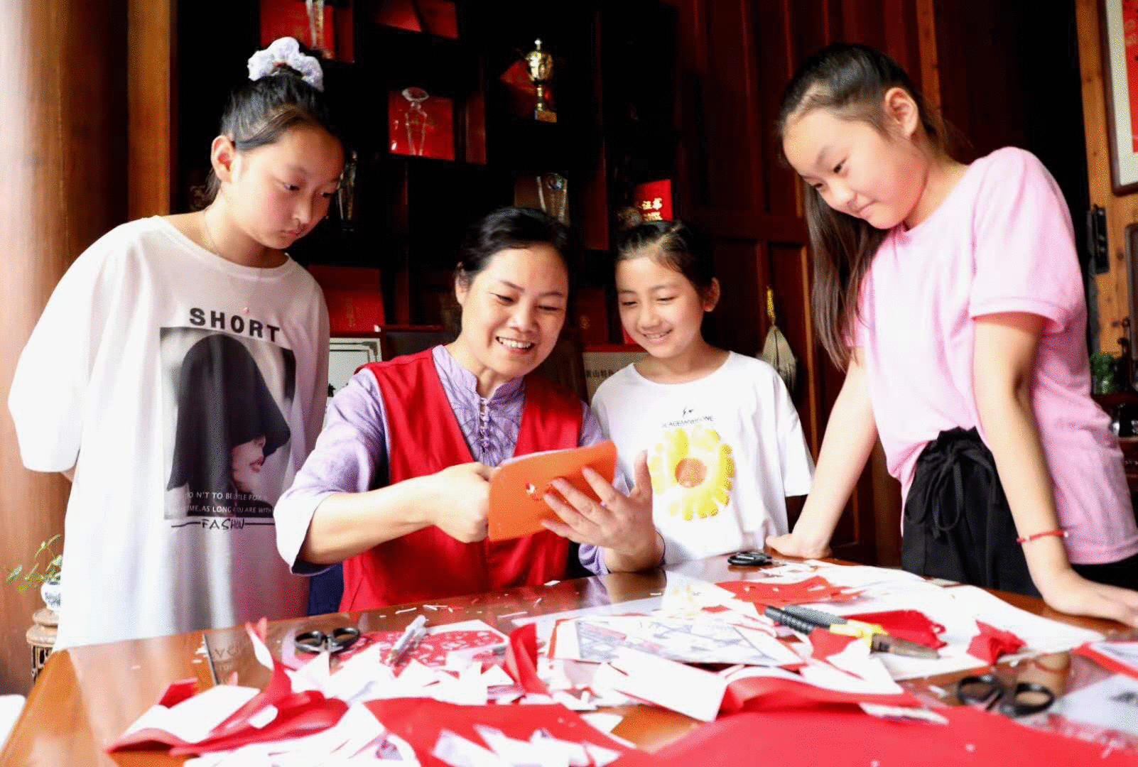 歙县：剪出“抗洪图”通报正能量