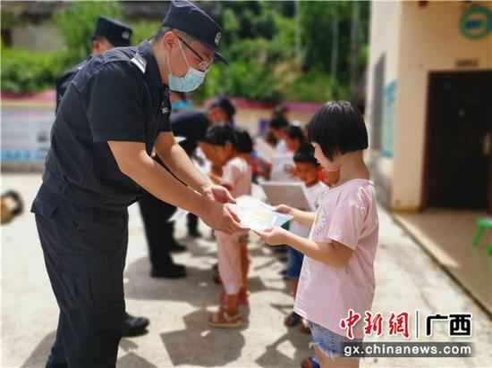 崇左领土警方开展“关爱留守儿童、共筑平安领土”主题勾当
