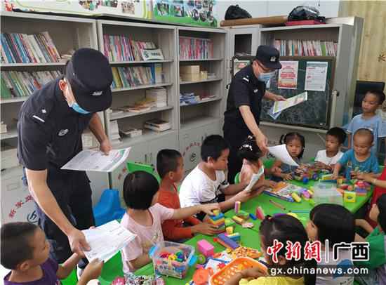 崇左领土警方开展“关爱留守儿童、共筑平安领土”主题勾当