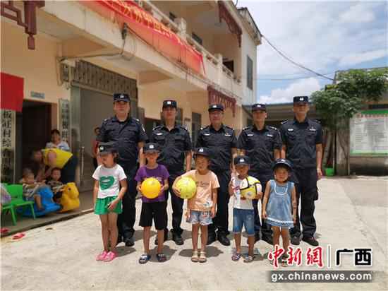 崇左领土警方开展“关爱留守儿童、共筑平安领土”主题勾当