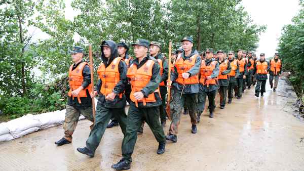 武警战士转战抗洪 那边有险情那边就有人民后辈兵