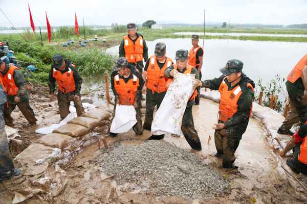 武警战士转战抗洪 那边有险情那边就有人民后辈兵