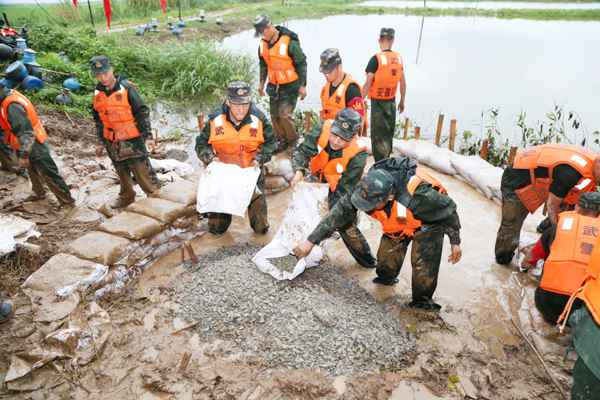 武警战士转战抗洪 那边有险情那边就有人民后辈兵