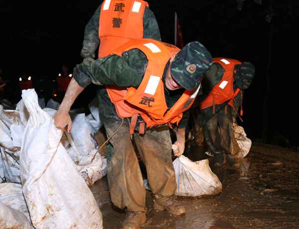 武警战士转战抗洪 那边有险情那边就有人民后辈兵