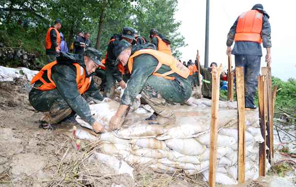 武警战士转战抗洪 那边有险情那边就有人民后辈兵