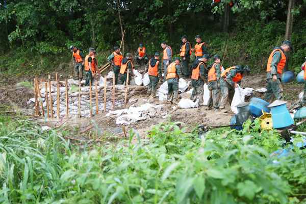 武警战士转战抗洪 那边有险情那边就有人民后辈兵