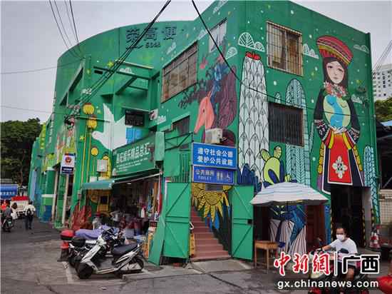 南宁西关夜市青年志愿者为环卫工人送“清凉”