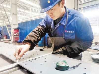 丰宁“庄稼汉”成京企“技能妙手”——中国新闻网河北