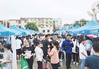 本报高校招生宣传进中学 高考志愿填报信息包进中学勾当落幕