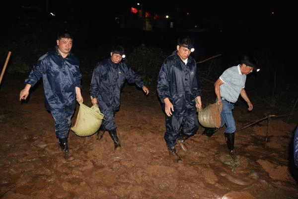 闻汛而动！迎江区西席防汛突击队用责任继续筑牢“堤坝”