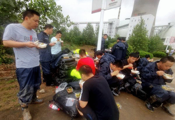 闻汛而动！迎江区西席防汛突击队用责任继续筑牢“堤坝”