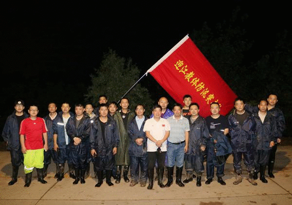 闻汛而动！迎江区西席防汛突击队用责任继续筑牢“堤坝”